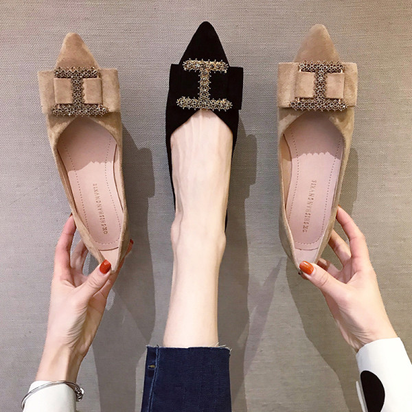 Aktuālie sieviešu apavi no eko zamšādas un metāla elementa