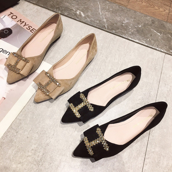 Aktuālie sieviešu apavi no eko zamšādas un metāla elementa