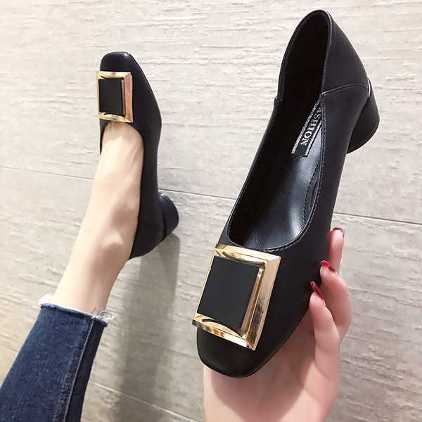 Lameda tallaga nahast naiste vabaajajalatsid