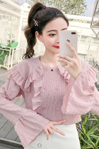 Aktuális női blúz gombokkal és kerek nyakkivágással