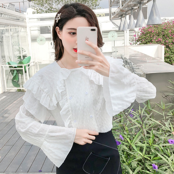 Aktuális női blúz gombokkal és kerek nyakkivágással