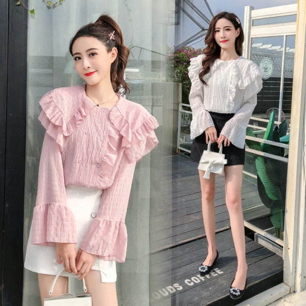 Aktuális női blúz gombokkal és kerek nyakkivágással