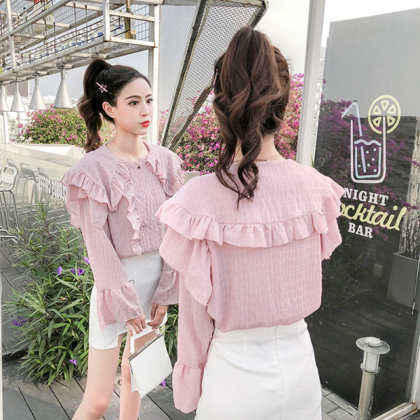 Aktuális női blúz gombokkal és kerek nyakkivágással