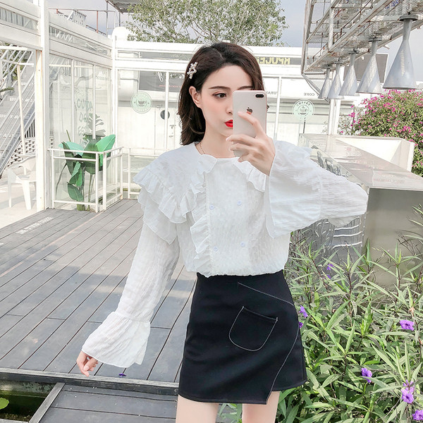 Aktuális női blúz gombokkal és kerek nyakkivágással