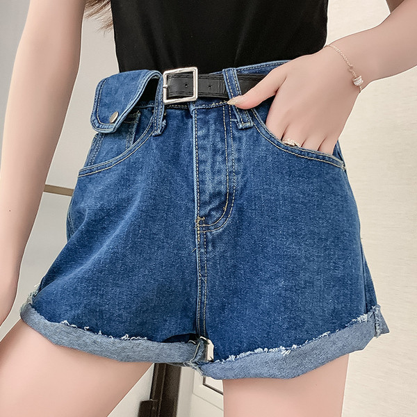 Női rövidnadrág magas derékkal és övvel