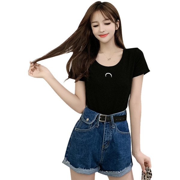 Női rövidnadrág magas derékkal és övvel