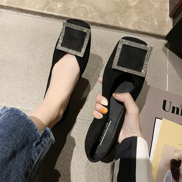 Elegantne ženske cipele s ravnim potplatom i kopčom s kamenčićima