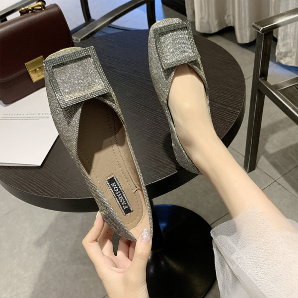 Elegantne ženske cipele s ravnim potplatom i kopčom s kamenčićima