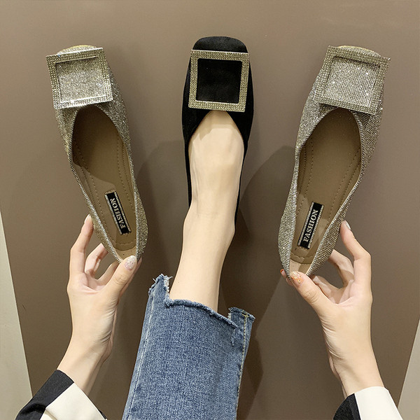 Elegantne ženske cipele s ravnim potplatom i kopčom s kamenčićima