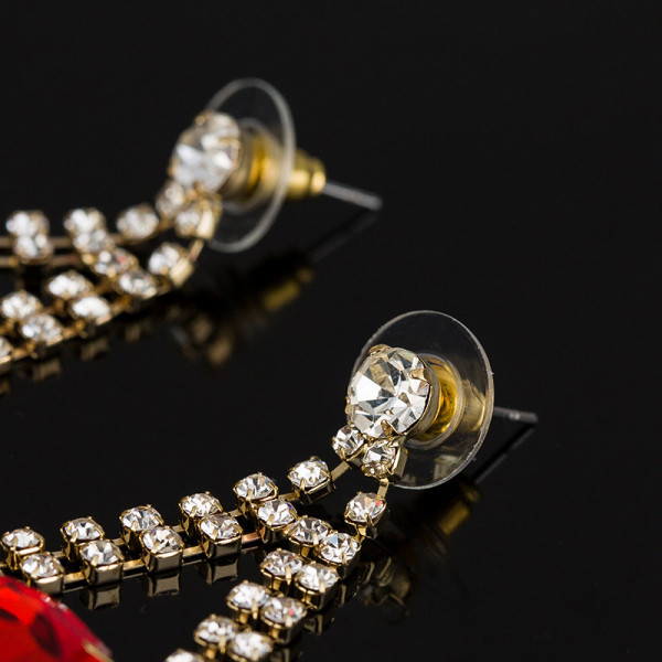 Κομψά γυναικεία κρεμαστά σκουλαρίκια με κόκκινες πέτρες