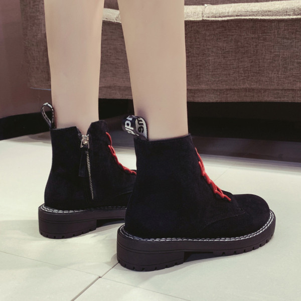 Велурени дамски боти с равна подметка и цветни връзки 