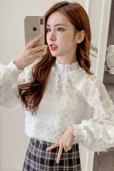 Šiuolaikinė moteriška palaidinė žema apykakle ir kutais