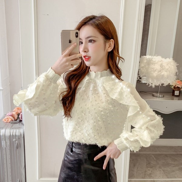 Šiuolaikinė moteriška palaidinė žema apykakle ir kutais