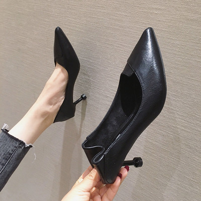 Sieviešu zempapēžu kurpes ar smailu modeli