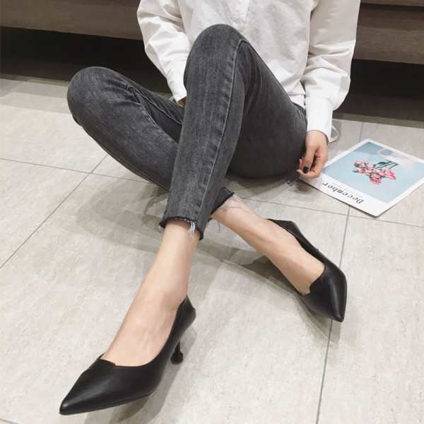 Női alacsony sarkú cipő hegyes modellel