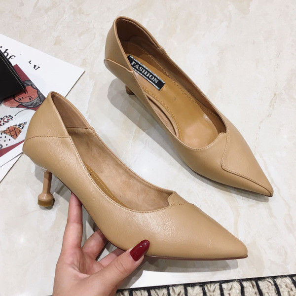 Női alacsony sarkú cipő hegyes modellel