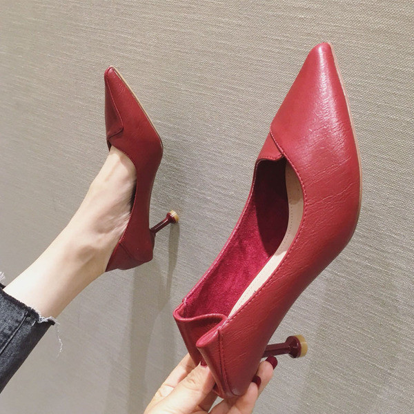 Női alacsony sarkú cipő hegyes modellel