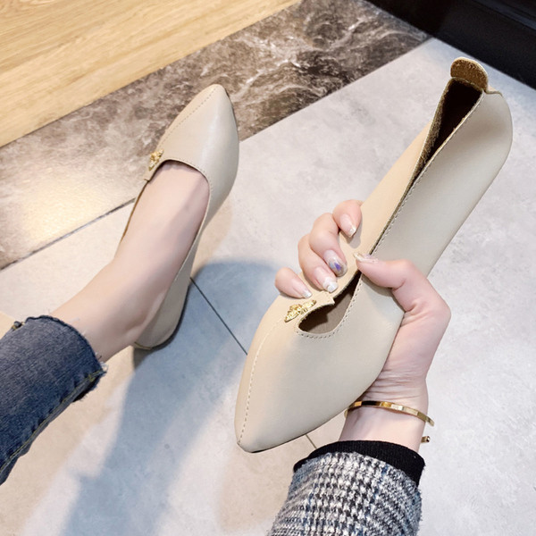 Sieviešu ādas apavi ar plakanu zoli un metāla elementu