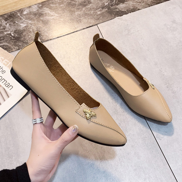 Sieviešu ādas apavi ar plakanu zoli un metāla elementu