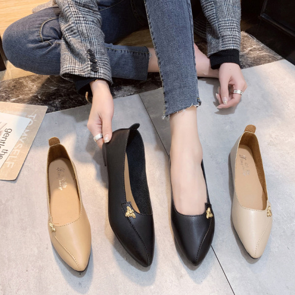 Sieviešu ādas apavi ar plakanu zoli un metāla elementu