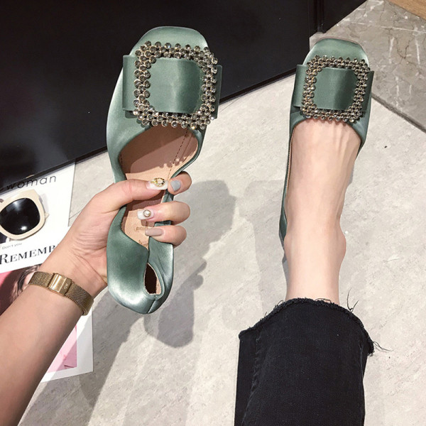 Modern női cipő lapos talppal és fém csattal