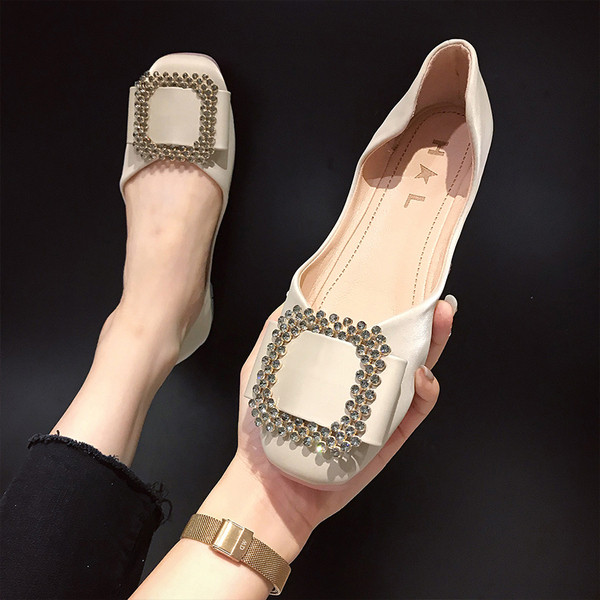 Modern női cipő lapos talppal és fém csattal