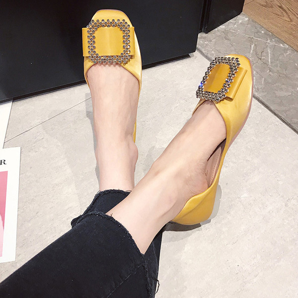 Modern női cipő lapos talppal és fém csattal