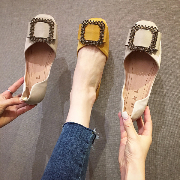 Modern női cipő lapos talppal és fém csattal