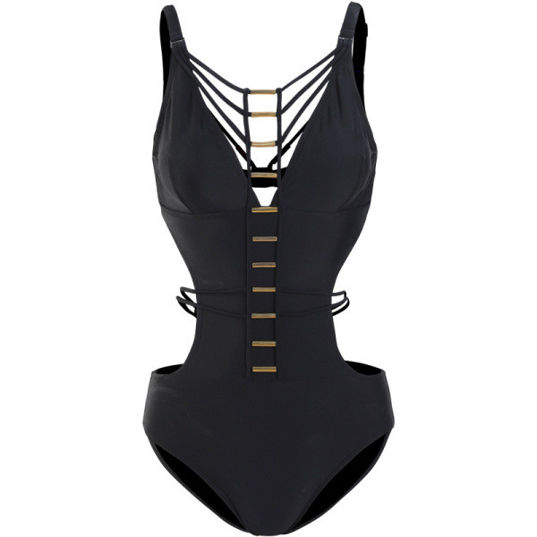Mūsdienīgs melns pilns peldkostīms ar izgriezumiem un metāla elementiem