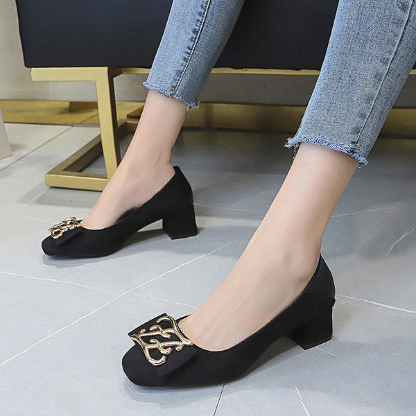 Metallist kaunistusega naiste vabaajajalatsid