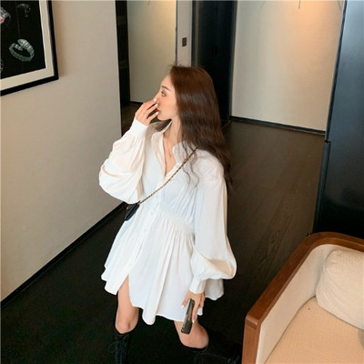 Pavasara sieviešu kleita ar pogām un platām piedurknēm