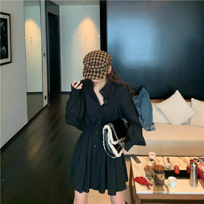 Pavasara sieviešu kleita ar pogām un platām piedurknēm