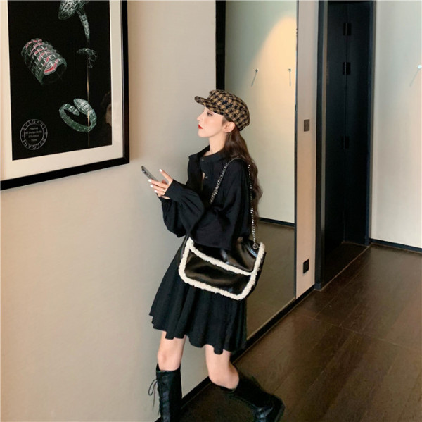 Пролетна дамска рокля с копчета и широки ръкави 