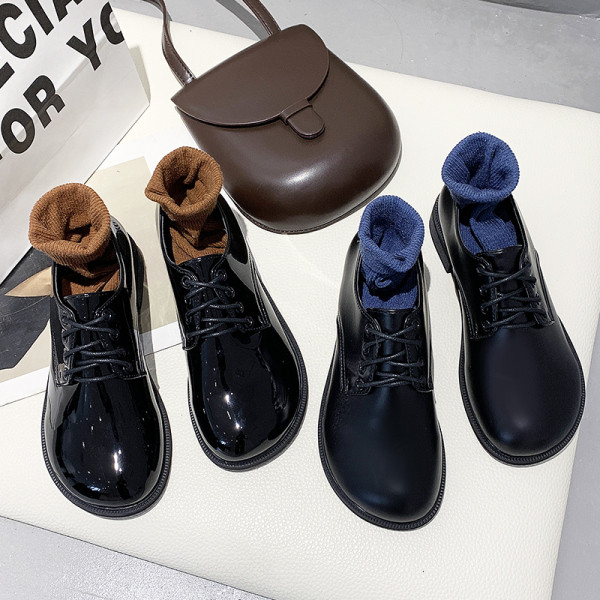 Καθημερινά γυναικεία γυαλιστερά παπούτσια με επίπεδη σόλα