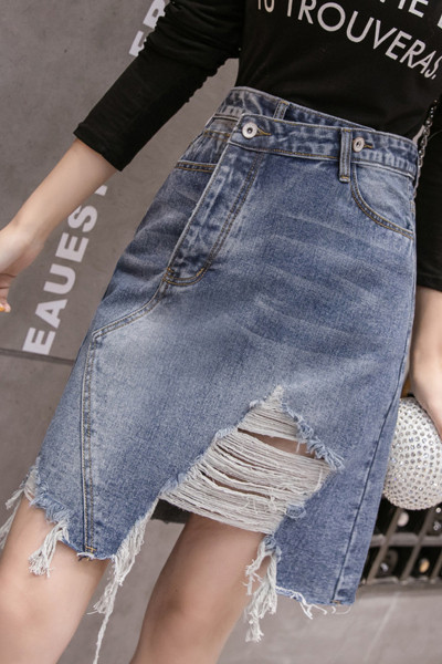 Sieviešu džinsa svārki ar kabatām un saplēstiem motīviem
