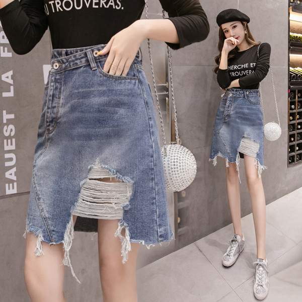 Sieviešu džinsa svārki ar kabatām un saplēstiem motīviem