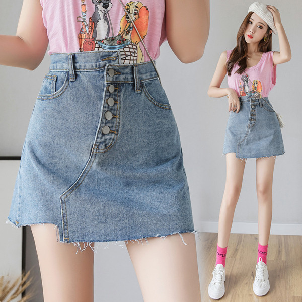 Asimetriski džinsa svārki ar pogām un kabatām