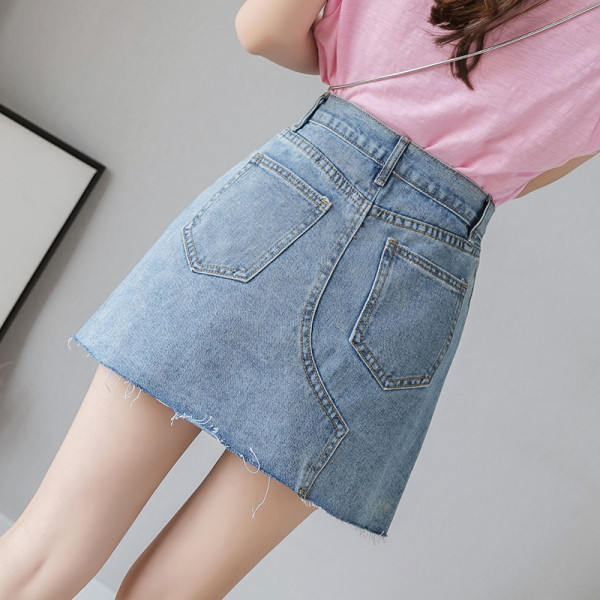 Asimetriski džinsa svārki ar pogām un kabatām