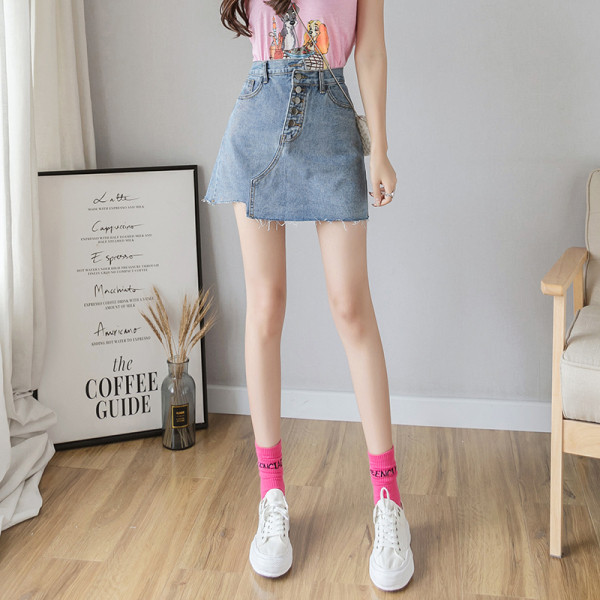 Asimetriski džinsa svārki ar pogām un kabatām