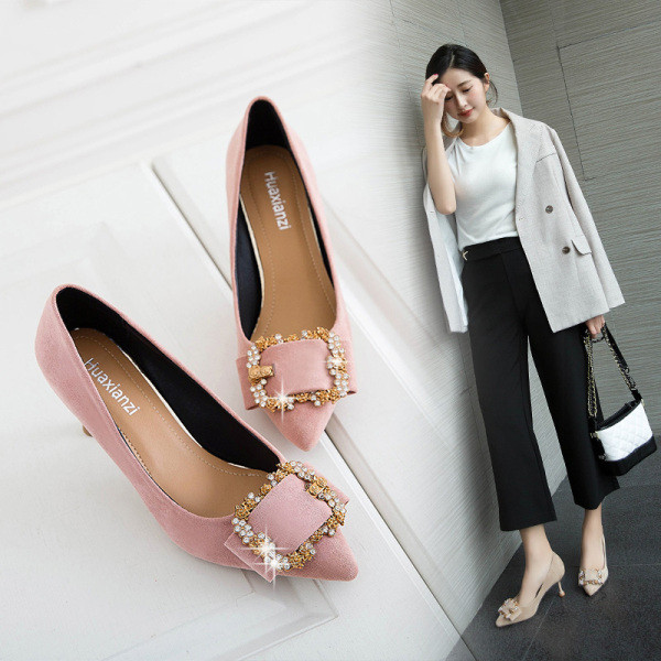 Sieviešu ikdienas apavi ar sprādzi un plānu papēdi