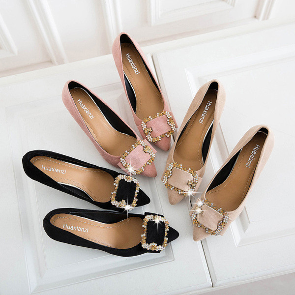 Sieviešu ikdienas apavi ar sprādzi un plānu papēdi