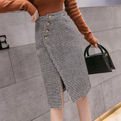 Fusta de dama eleganta, cu fanta si nasturi