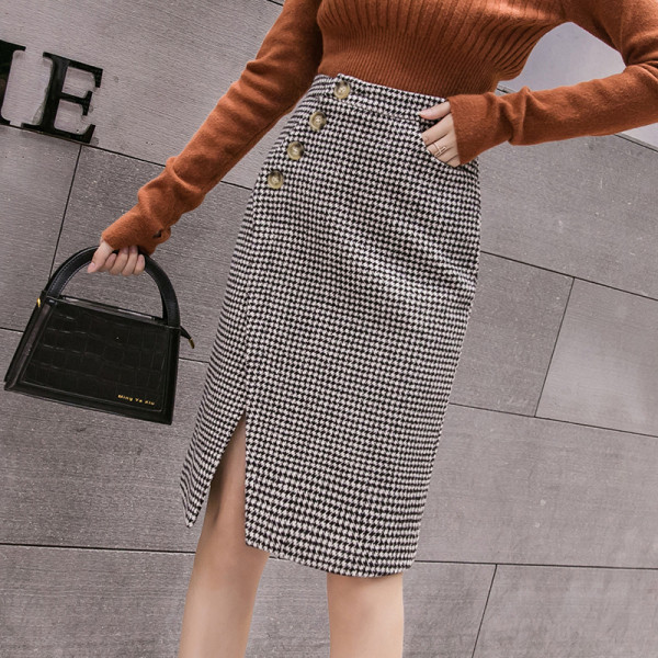 Fusta de dama eleganta, cu fanta si nasturi