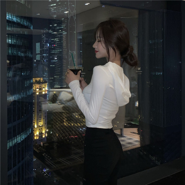 Laisva moteriška palaidinė su špicine iškirpte ir gobtuvu