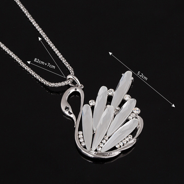 Stilīga sieviešu kaklarota gulbja formā