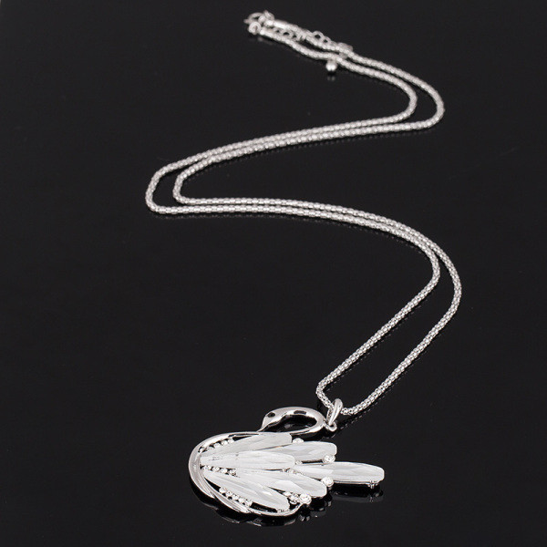 Stilīga sieviešu kaklarota gulbja formā