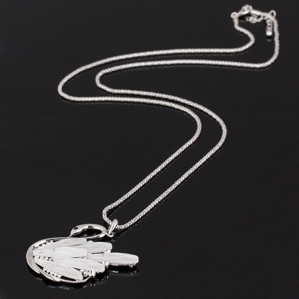 Stilīga sieviešu kaklarota gulbja formā