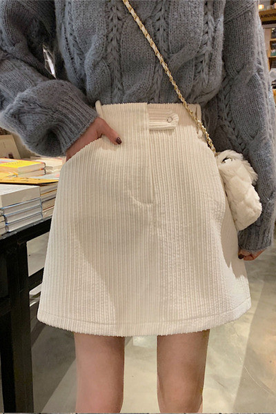 Női rövid szoknya, magas derekú egyenes modellel