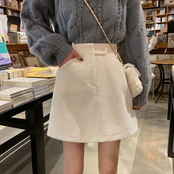 Női rövid szoknya, magas derekú egyenes modellel