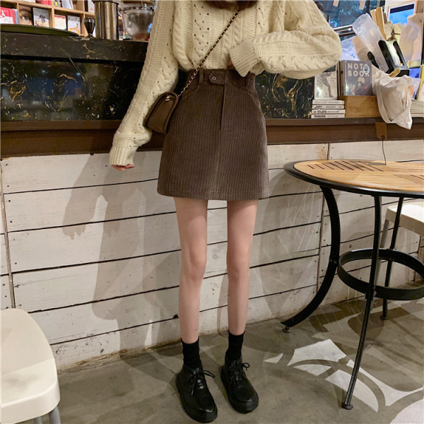 Női rövid szoknya, magas derekú egyenes modellel